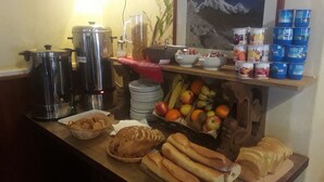 Un buffet de petit-déjeuner proposant une variété d'aliments et de boissons.