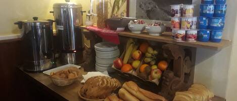 Un bufé de desayuno con diversos alimentos y bebidas.