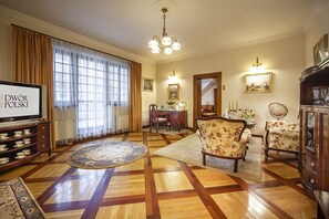 Premium-Apartment (Apartament Pieniazkowy) | Wohnbereich | Flachbildfernseher