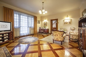 Premium-Apartment (Apartament Pieniazkowy) | Wohnbereich | Flachbildfernseher