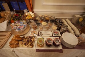 Free daily buffet breakfast  - Rezydencja Dwór Polski (Belchatow)