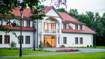 Vista frontal de la propiedad