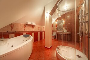 Premium Apartment (Apartament Pieniazkowy) | Bathroom | Shower, towels - Rezydencja Dwór Polski (Belchatow)