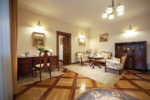 Premium appartement (Apartament Pieniazkowy) | Woonruimte | Een flatscreentelevisie