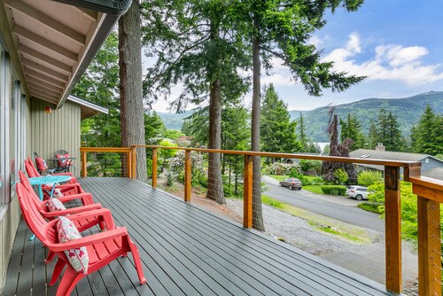 Lake in front  - Golf in the back - Great rental