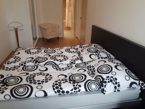 コンフォート アパートメント キングベッド 1 台 バルコニー シティビュー | 1 室のベッドルーム、デスク、ノートパソコン用作業スペース、アイロン / アイロン台