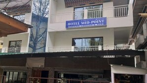Un edificio de varios pisos con un letrero que indica 