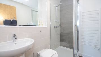 Contemporary Apartment (501) | Bathroom | Shower, free toiletries, hair dryer, towels