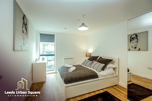 Apartment (904) | Iron/ironing board, free WiFi, bed sheets - Leeds Urban Square Apartments (Leeds)