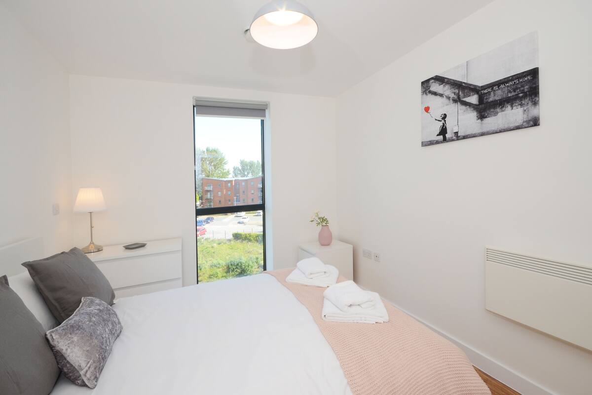 Iron/ironing board, free WiFi, bed sheets