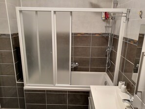 Apartamento luxo, 2 quartos | Banheiro | Banheira de imersão, secador de cabelo
