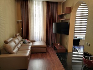 Apartamento luxo, 2 quartos | Área de estar | TV de tela plana