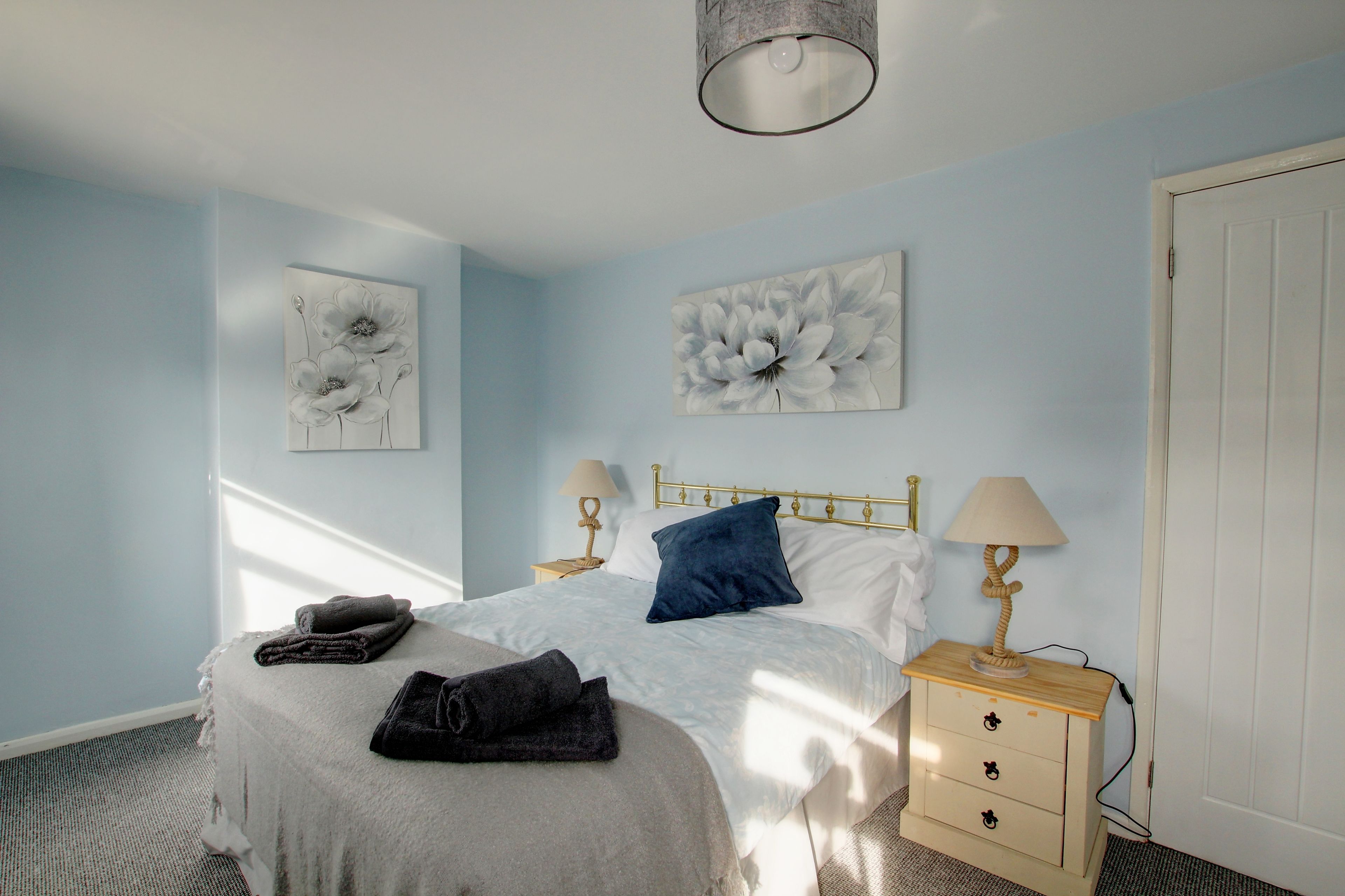 Iron/ironing board, free WiFi, bed sheets