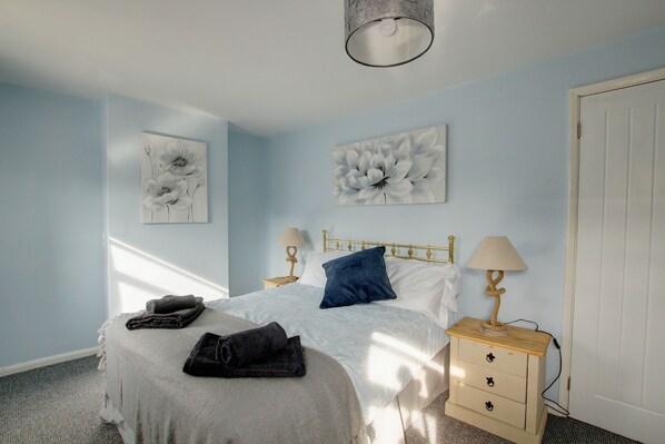 Iron/ironing board, free WiFi, bed sheets