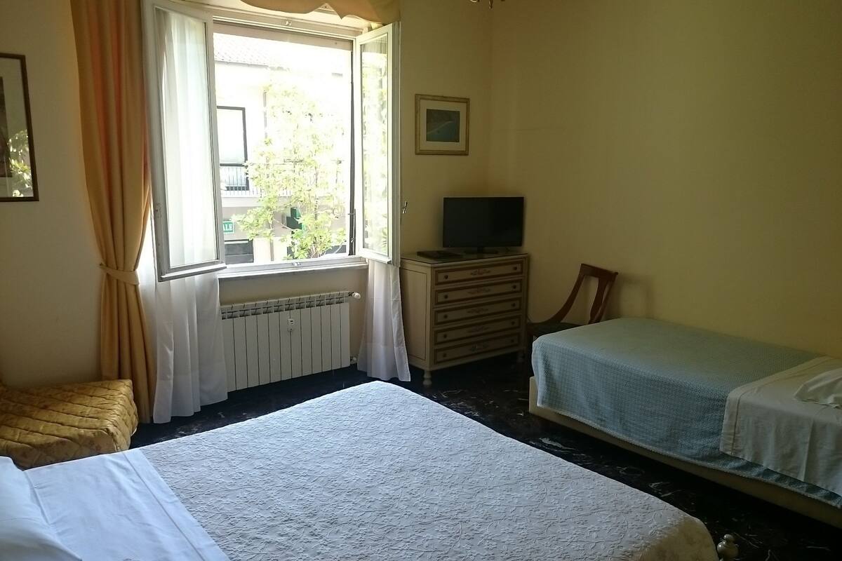 Triple Room, Multiple Beds | In-room safe, WiFi (free), bed sheets