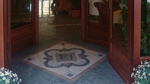 A wooden gazebo with a tiled floor and a central decorative pattern. - Hotel Pescetto (Albenga)