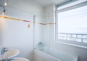 Appartement Design, 1 très grand lit, vue sur la ville | Salle de bain | Baignoire et douche séparées, baignoire profonde, séchoir à cheveux
