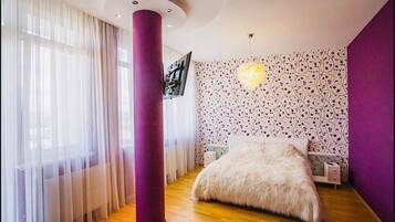 Design Apartment, 1 King Bed, City View | Iron/ironing board, free WiFi