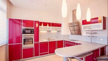 Design Apartment, 1 King Bed, City View | Private kitchen | Oven, stovetop, dishwasher, electric kettle