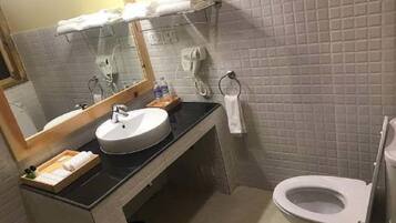 Artículos de tocador gratuitos, secador de pelo, pantuflas