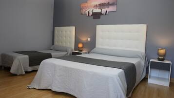 5 dormitoris, planxa i posts de planxar, un bressol de viatge i wifi