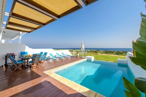 Piscine extérieure, chaises longues