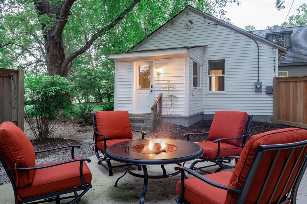 Charming 2BR Guest Suite☆800 ☆Private Entry☆Patio☆Prime Location☆Family Fun