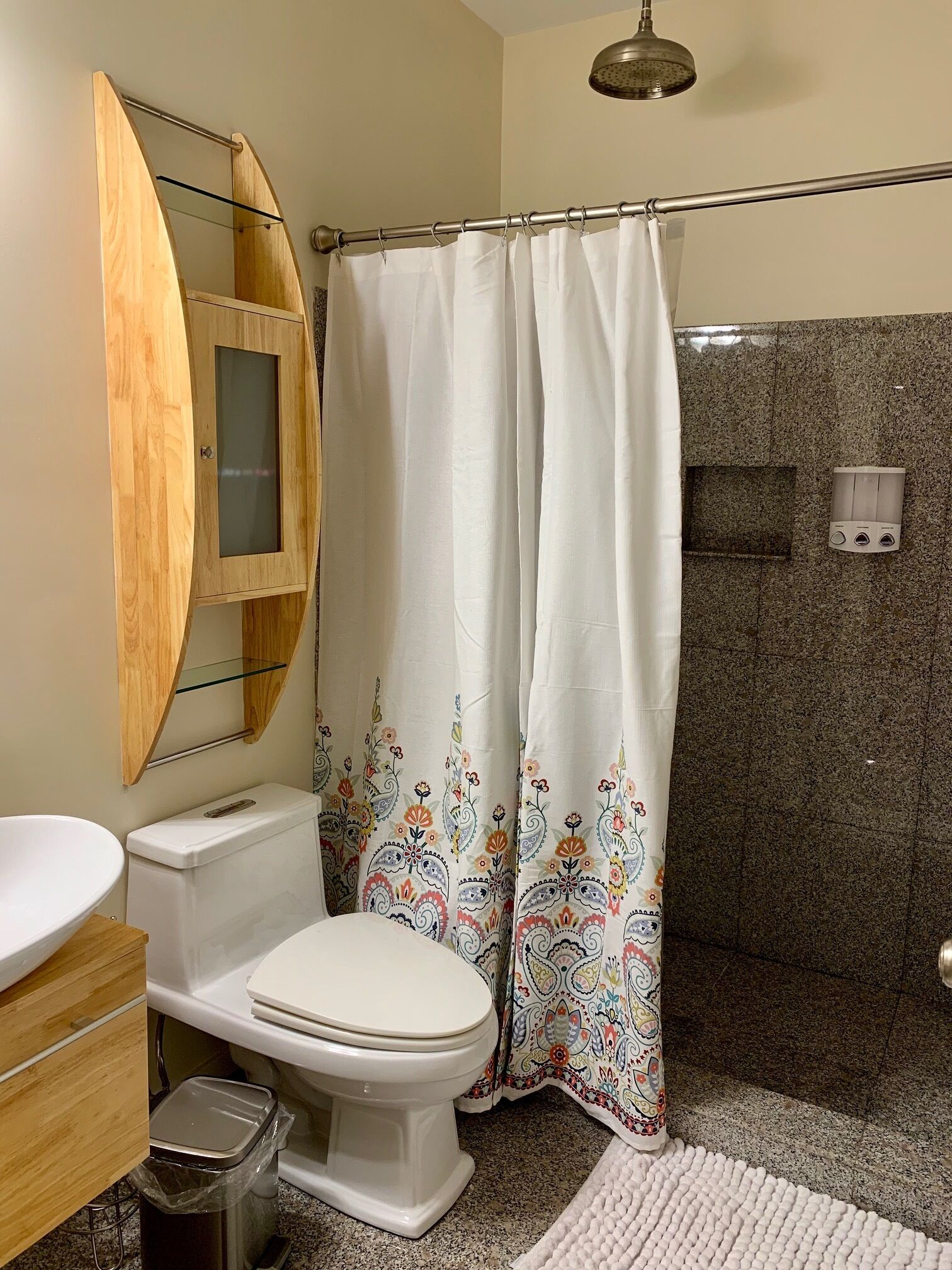 Bathtub, jetted tub, eco-friendly toiletries, hair dryer