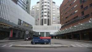 A hospital entrance with clear signage for emergency services and patient drop-off. - MODERN Spacious 4bed 2bath HARVARD MIT BOS Cambridge Somerville walk everywhere! (Somerville)
