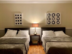 4 Schlafzimmer, Betten mit Memory-Foam-Matratzen, Schreibtisch