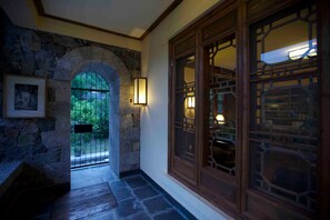 Interior entrance - Songtsam Cizhong Lodge (Deqin)