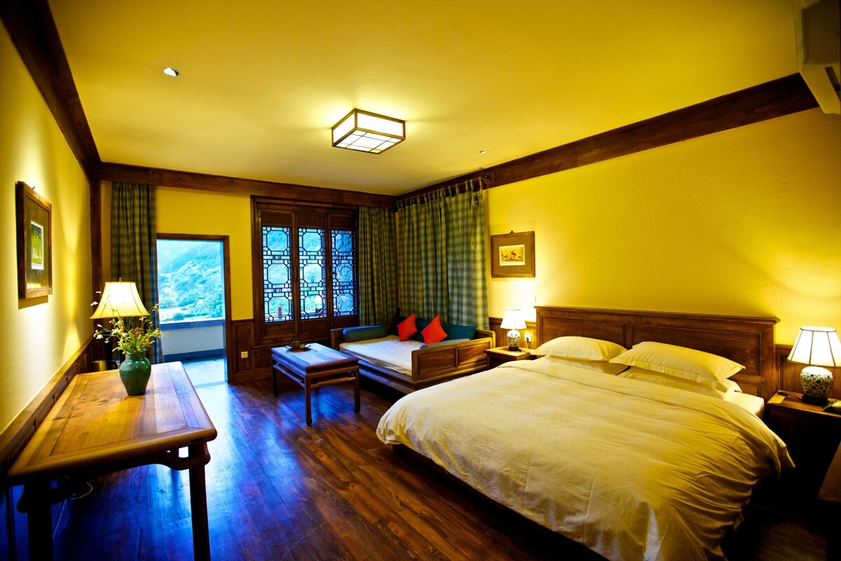 Deluxe Double Room | Desk, blackout drapes, free WiFi