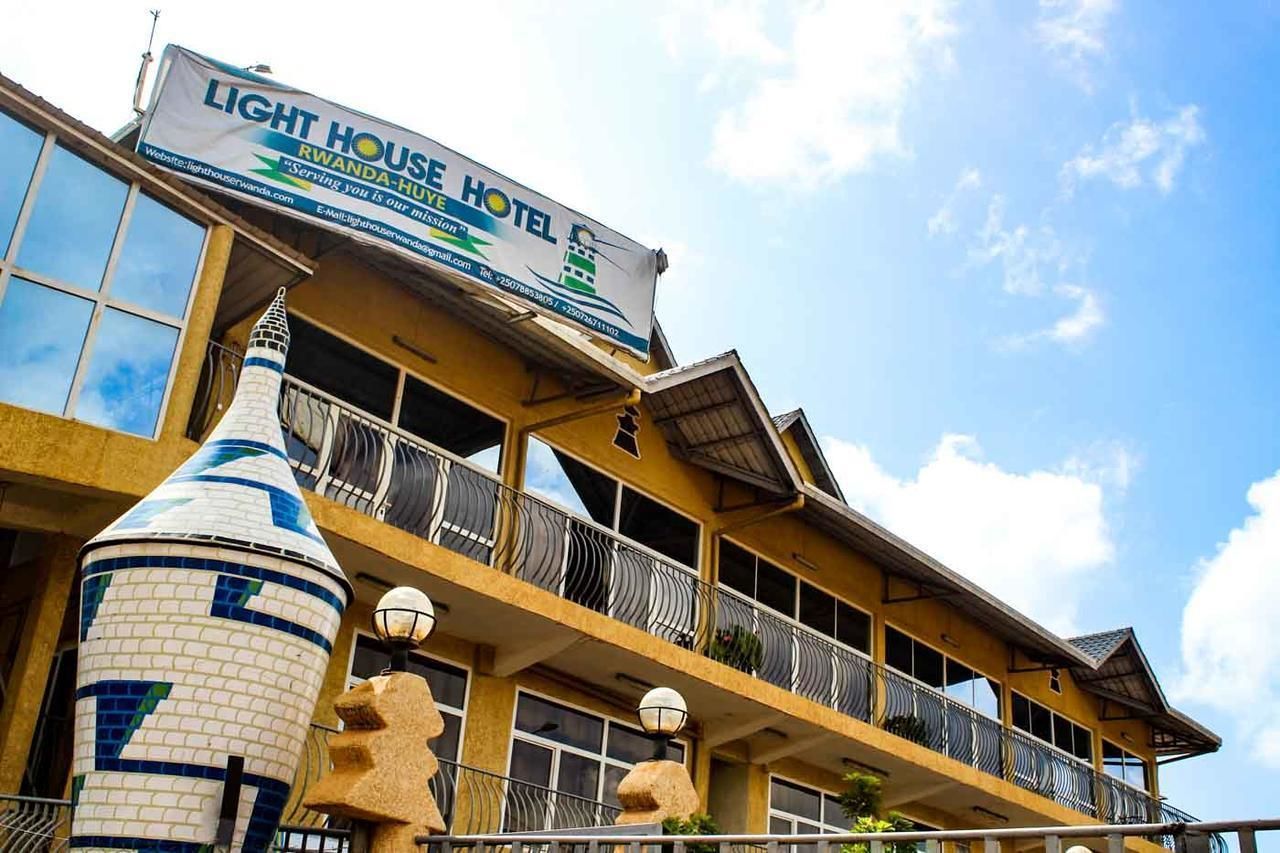 Un hotel con un letrero llamativo que dice "LIGHT HOUSE HOTEL" y "RWANDA-HOUSE".