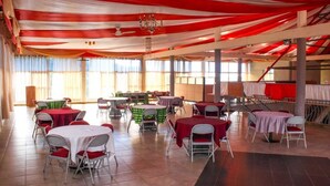 供应早餐、午餐和晚餐