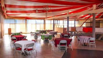 Serveert ontbijt, lunch, diner, lokale en internationale gerechten