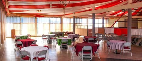 Se sirven desayunos, comidas, cenas y cocina local e internacional