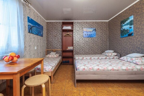 Business driepersoonskamer, 3 eenpersoonsbedden | Individueel gedecoreerd, individueel gemeubileerd, extra bedden