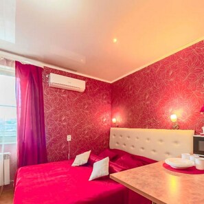 Familie driepersoonskamer, meerdere bedden | Individueel gedecoreerd, individueel gemeubileerd, extra bedden