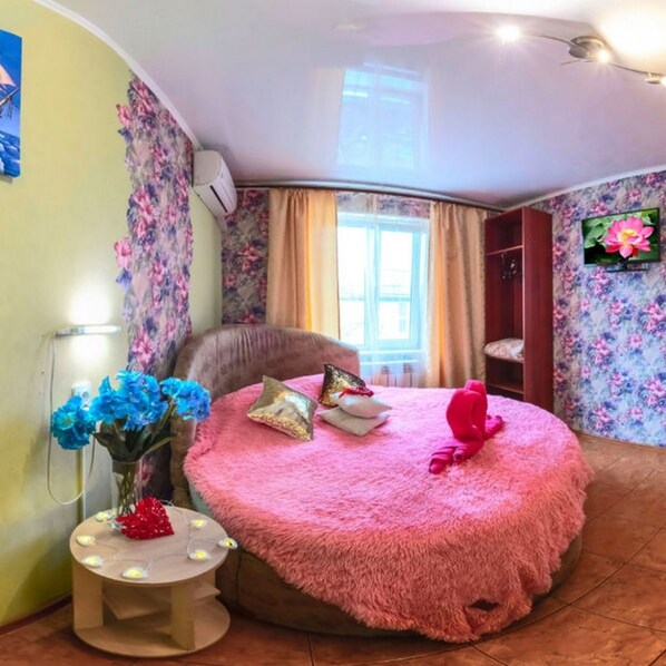 Comfort Double Room, 1 King Bed | Individually decorated, individually furnished, rollaway beds, free WiFi - ApartHotel Oksana (Krasnodar)