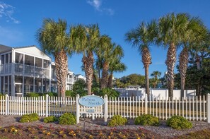 Exterior - BEACH ACCESS is just across the street! Ask about 3 nt min stays Sept-April! (Santa Rosa Beach)
