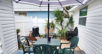 The Purple Flower - 30 Second walk to the Beach. Free parking.