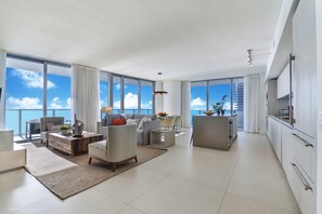 TV, offices - Condo w/ oceanfront views & pools (Hollywood)