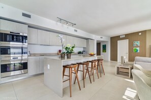 Fridge, microwave, oven, stovetop - Three Bedroom Paradise Above The Ocean (Hollywood)