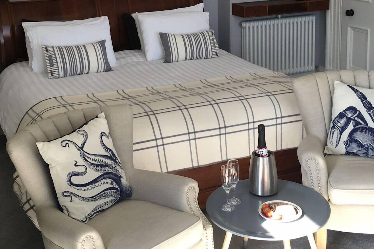Premium bedding, in-room safe, individually decorated