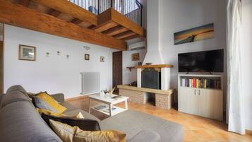 Smart-TV, Kamin, Bücher