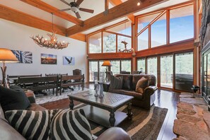 Télévision, cheminée, table de tennis de table, livres