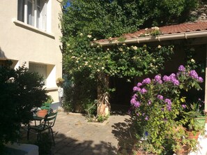 Property grounds - Charming apartment with private pool and secure parking (Nîmes)