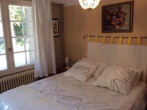 2 bedrooms, in-room safe, desk, iron/ironing board - Charming apartment with private pool and secure parking (Nîmes)
