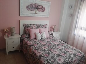 2 slaapkamers, een strijkplank/strijkijzer, reisbedje, gratis wifi