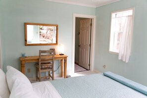 Studio | Laptop workspace, iron/ironing board, free WiFi - The Blue Room - Charming Studio, Great Location! by RedAwning (Alpine)
